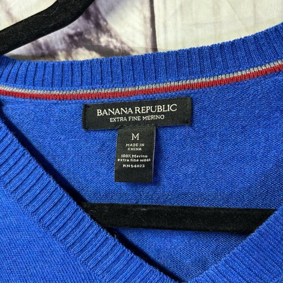 Banana Republic Luxury Blend 100% Marino Wool Vneck Sweater Size Medium - Picture 2 of 5